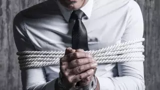 Алматыда ер адамды ұрлап, жалдамалы пәтерде күш қолданып ұстаған бопсалаушылар ұсталды