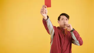 Таиландта туристер сары және қызыл қағазбен жазаланады