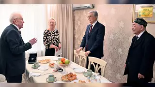 Президент жүз жасаған соғыс ардагерімен кездесті