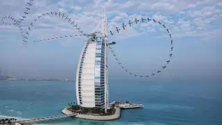 БАӘ-де ұшқыш қонақүйдің шатырына ұшақты қондырды