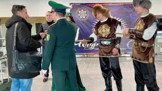Астана мен Түркістан әуежайында шекарашылар қонақтарды ерекше қарсы алды