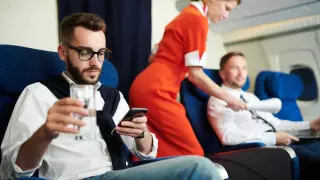 Ұшақта ішімдіктен "өшін алған" ер адам бір жарым жылға бас бостандығынан айырылды