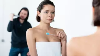 Гоада қонақүй қызметкері турист қызға пышақпен шабуылдаған