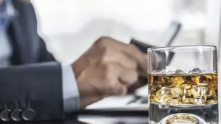 Павлодар облысында жұмыс орнында ішімдік ішкен әкім жұмыстан қуылды