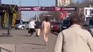 Көшедегі жалаңаш әйелдің суреті