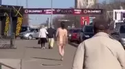 Желіде көшеде жалаңаш жүрген ер адамның видеосы тарады