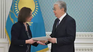 Тоқаев Франция президенті Макронды Қазақстанға шақырды