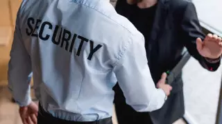 Астанада полицейлер кәсіпкерлерді жеке күзетші жалдауға мәжбүрлеген