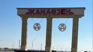 Жаңаөзенде бір топ адам жолды жауып тастады - полиция