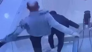 Дәрігерлер Қарағандыда эскалатордан құлаған жігіттің жағдайын айтты