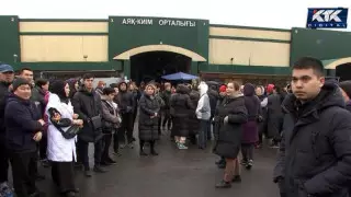 Алматыда базар иесі саудагерлерден бес миллион теңге талап етіп отыр