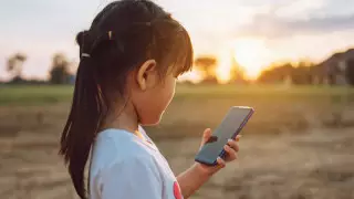 "Күштеп ала алмаймыз ғой". Қазақстанда балалар SIM-картасы пайда болуы мүмкін