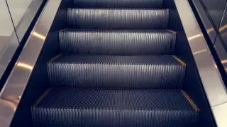 Көкшетауда эскалатор әйелдің аяғын қысып қалды