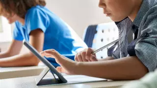 Мектеп оқулықтары планшетке ауыстырылмайтын болды - министр