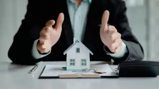 Депутат жетім балаларға арналған баспана кезегін сынға алды.