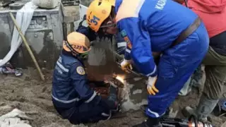 Құтқарушылар "болгарканың" көмегімен құрылыста зардап шеккен жұмысшының аяғын шығарды