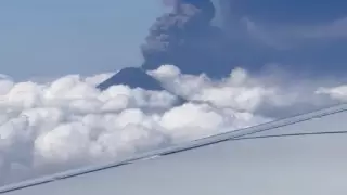 Жолаушы ұшақ иллюминаторынан жанартаудың атқылауын видеоға түсірді