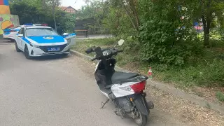 Алматыда мопед жүргізушісі полиция қызметкерін қағып кетті