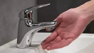 Астаналықтар су тапшылығынан көлік көп жүретін тас жолды жауып тастады