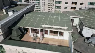 Алматыда тұрғын үйдің төбесіне заңсыз салынған ірі құрылыс сүрілді