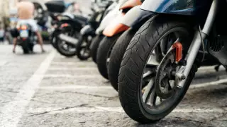 Арбатта жиналады. Алматы тұрғындары мопедшілерге шағымданды