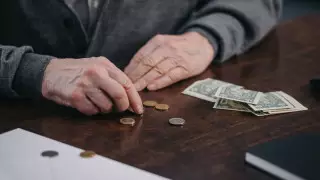 Алматыда зейнеткер немересін құтқарамын деп 11 мың доллар ақшасынан айырылды