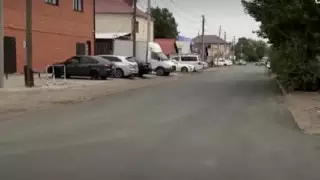 Күтуден шаршаған: Оралда кәсіпкерлер өз қаражатына асфальт төседі