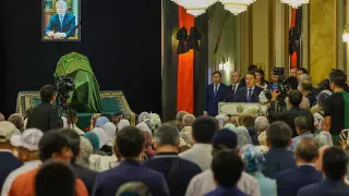 Смайылов Сапарбаевпен қоштасу рәсімінде Президенттің көңіл айту хатын оқып берді