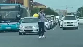 Оралда полиция қызметкері жол қозғалысын газетпен реттеді