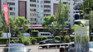 Ер адам банкте бірнеше тұрғынды кепілге алды: Желіде келіссөз видеосы пайда болды