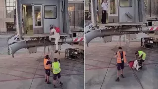 Кинодағыдай: рейске кешіккен жолаушы траптан құлады