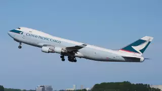 Алып ұшақтың шассиі жарылды: 18 адам зардап шекті