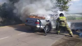 Қарағандыда ер адам көлікпен ағашқа соғылып, тірідей жанып кетті