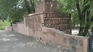 Алматы әкімдігі: Сейфуллин  көпіріндегі гранит плиталар тазарту үшін алынады