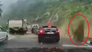 Жоғарыдан құлдилаған қойтас көліктерді тас талқан етті - видео