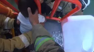 Қарағандыда 3 жасар бала басын темір тор арасына кіргізіп, қайта шығара алмай қалған