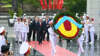 Тоқаев Хо Ши Мин мавзолейіне гүл шоғын қойды