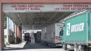 Қазақстан шекарасында жүздеген қырғызстандық жүк көлігі тұрып қалды - БАҚ