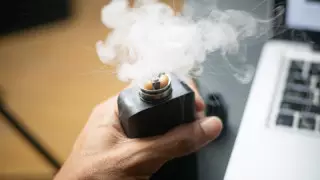 Алматыда вейп сататын жасырын орын анықталды: 80 миллион теңгенің өнімі тәркіленді