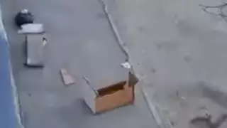 Үстіне алтыншы қабаттан диван түсіп кеткен ер адам сегіз айдан кейін қайтыс болды