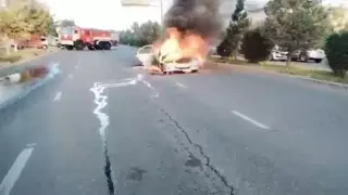 Шымкентте жолдың қақ ортасында жеңіл көлік өртеніп кетті