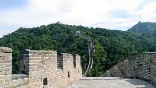 Жұмысшылар жол қысқарту үшін Ұлы қорғанды эксковатормен тесіп өткен