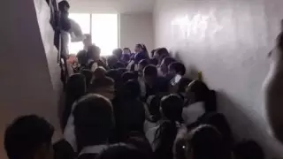 Астанадағы мектептердің бірінде оқушылар дәлізде қысылып қалған