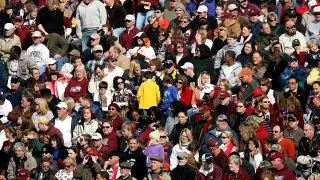 Грекияда туристерден мезі болған тұрғындар үңгірді паналап жүр