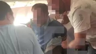 Ұшақ жолаушысы көршісіне шанышқымен шабуылдаған