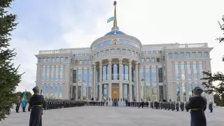 Тоқаев Мемлекеттік ту көтеру рәсіміне қатысты