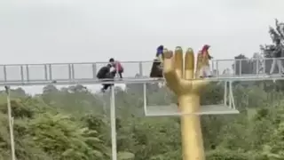 Индонезияда турист шыны көпірден құлап қайтыс болды