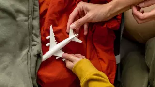 Ғалымдар балалардың ұшу кезінде жайсыз сезінетін уақытын айтты