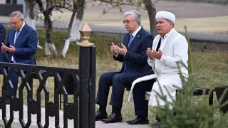 Тоқаев Шоқан Уәлихановтың бейітіне зиярат етті