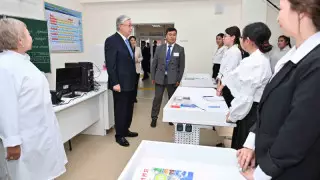 Президент Үштөбедегі Кемел Тоқаев атындағы жатақхана мен мектепті аралап көрді